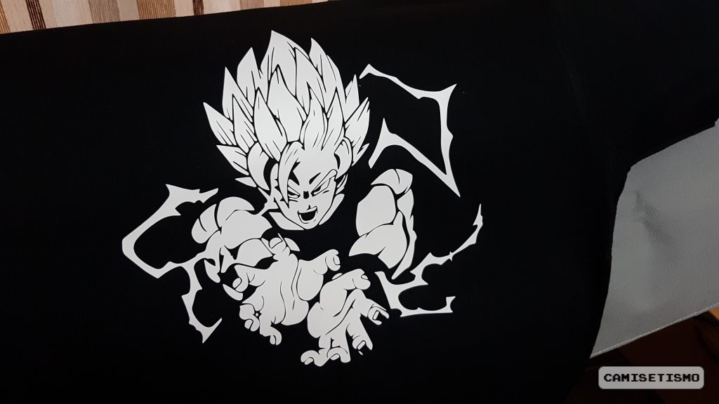 Goku lanzando un kamehameha en Super Saiyan