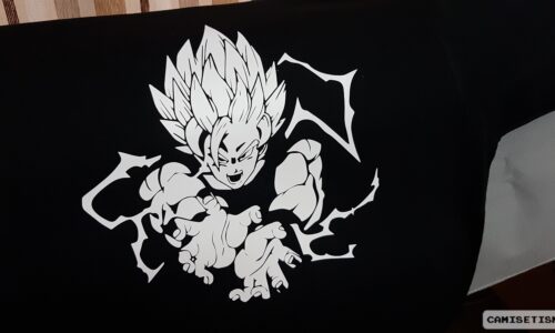 Goku lanzando un kamehameha en Super Saiyan