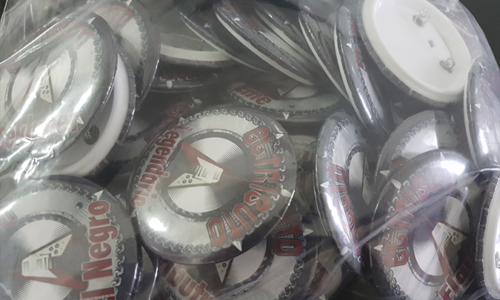 El Tributo Pub, chapas personalizadas con los nombres