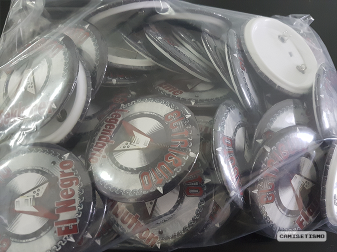 El Tributo Pub, chapas personalizadas con los nombres